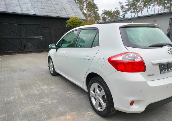 Toyota Auris cena 29900 przebieg: 172600, rok produkcji 2011 z Szczawnica małe 211